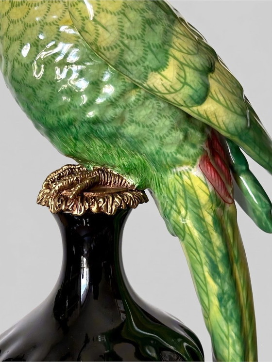 Image 1 of Paar Papageienleuchter aus Porzellan und vergoldeter Bronze – Stil Ludwigs XVI. – 47 cm