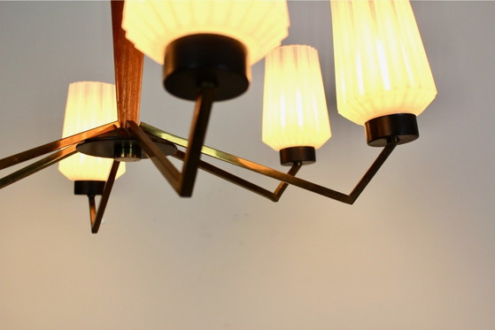 Lampadario in Ottone, Legno e Vetro Opalino (foto 5 di 12)