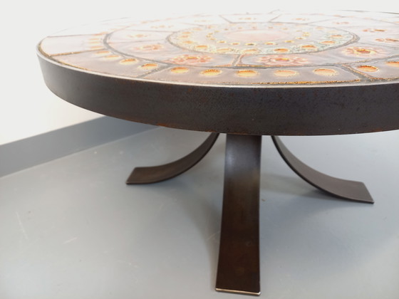 Image 1 of Tavolino da caffè rotondo vintage anni '60-'70 di Raymond Corroyez in ceramica e acciaio
