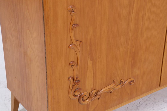 Image 1 of Armoire à linge vintage en bois | Mid Century armoire des années 50 avec sculptures | 60's rétro armoire à casiers #05-60