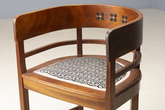 Image 1 of Fauteuil d'Europe centrale du début du XXe siècle avec dossier incrusté