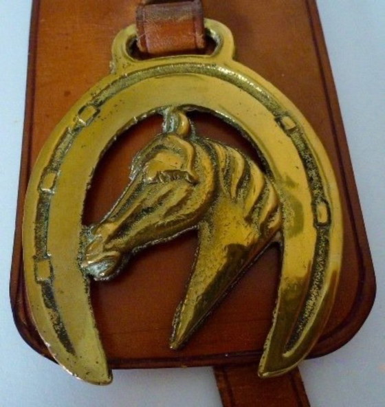 Image 1 of Vintage schellekoord met paard-gerelateerde koperen afbeeldingen. 