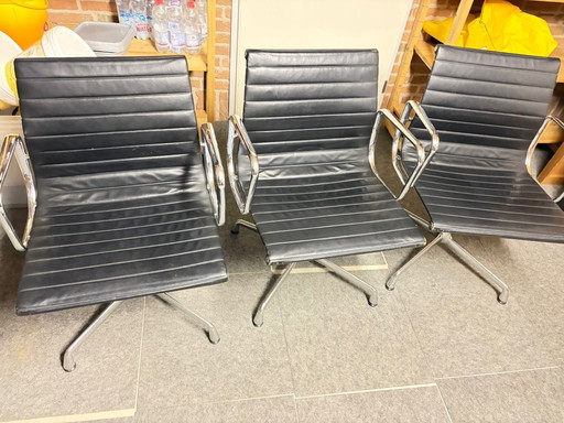 3 sedie originali Vitra – Charles & Ray Eames “Aluminium Chair / EA (Alu Chair)” (versione da conferenza con braccioli)