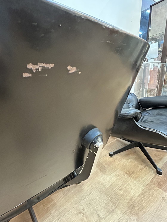 Image 1 of Een paar Eames loungestoelen