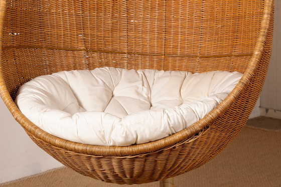 Image 1 of Sillón danés de ratán tejido con soporte metálico, silla colgante tipo huevo, atribuida a Nanna Ditzel