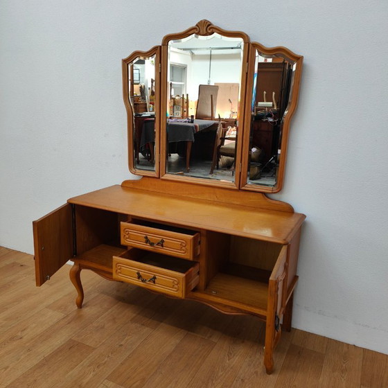 Image 1 of Tavolo da trucco vintage in stile Queen Anne, con specchio a trittico.