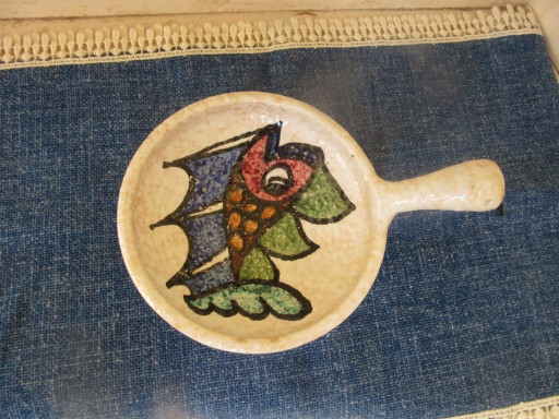 Piccola casseruola in ceramica con decorazione a forma di pesce, ceramica artigianale, realizzata a mano, rif. 110726