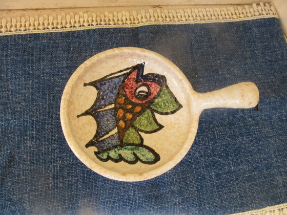 Image 1 of Piccola casseruola in ceramica con decorazione a forma di pesce, ceramica artigianale, realizzata a mano, rif. 110726