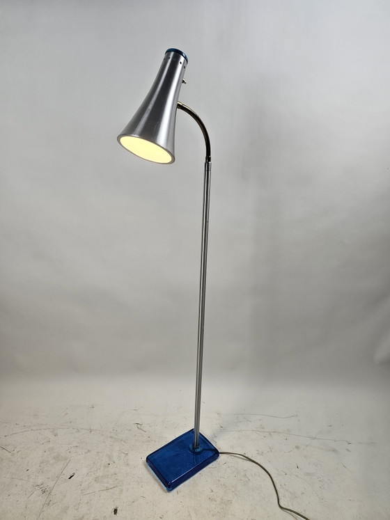 Lámpara de pie sueca, cromada con base de cristal azul. – Lámparas de pie, Glass, Metal (photo 9 of 9)