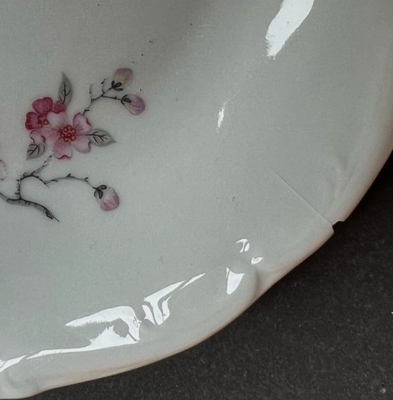 Image 1 of 12 borden en 1 serveerschaal, wit porselein met roze appelbloesemmotieven, Sologne porselein