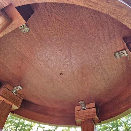 Image 1 of Tavolino laterale classico in legno di forma rotonda