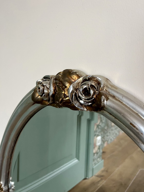 Image 1 of Ovale barokspiegel met zilverkleurige lijst/gouden bloemen