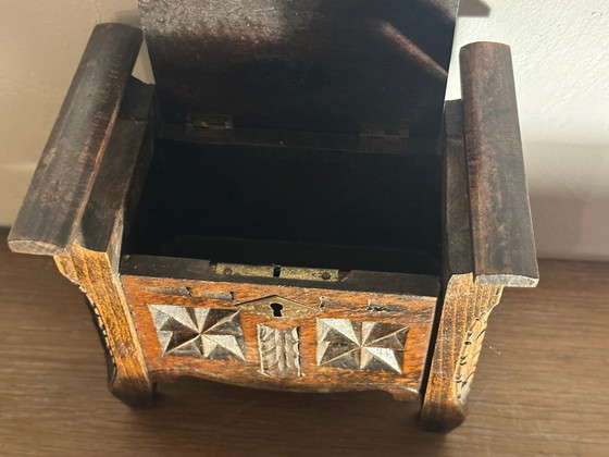 Piccolo portagioie antico a forma di poltrona bretone intagliata, Oggetti decorativi, Legno, Marrone (foto 6 di 15)