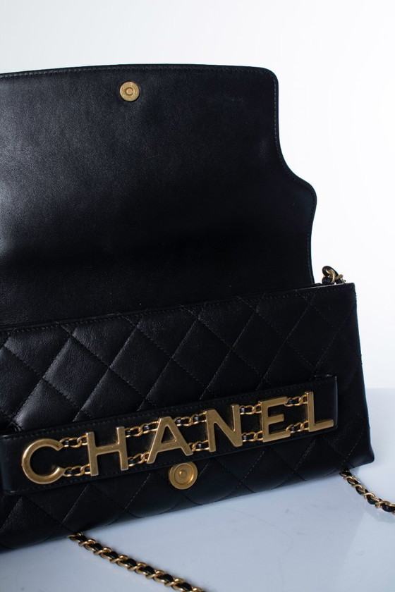 Chanel, Bolso de mano con solapa y logo encadenado – Clutches, Lambskin (photo 12 of 18)