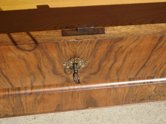 Image 1 of Commode Louis Philippe en noyer et ronce de noyer