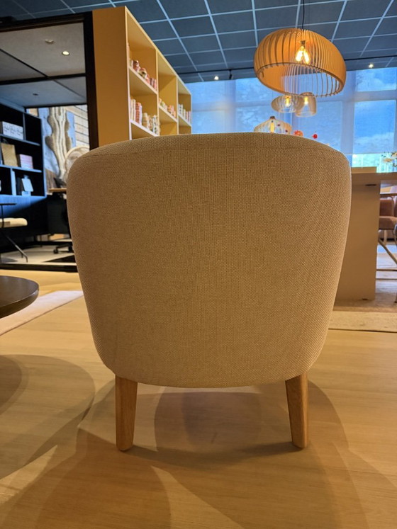 Image 1 of DYYK - Sillón beige con patas de madera de roble