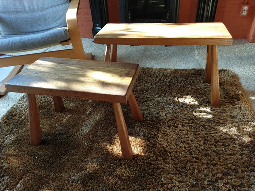 Set van drie eikenhouten bijzettafels 