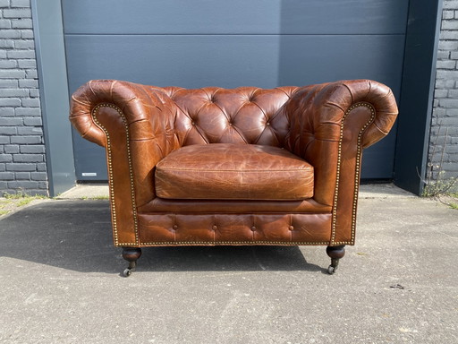 Bellissima e robusta poltrona Chesterfield inglese, sigari, cognac