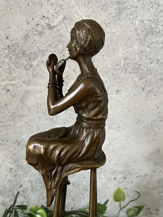 Image 1 of Bronzestatue – Elegante Dame auf einem Hocker im Charleston-Stil