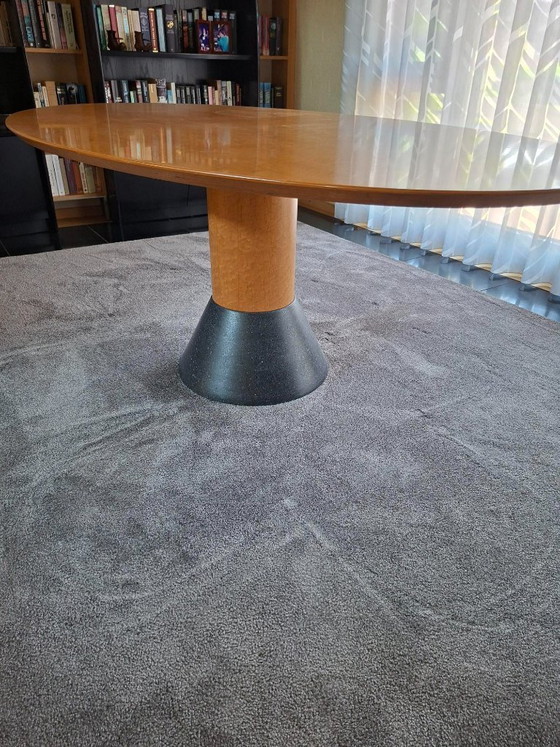 Image 1 of Tavolo da pranzo ellittico Arco Balance con sei sedie a secchiello in pelle.
