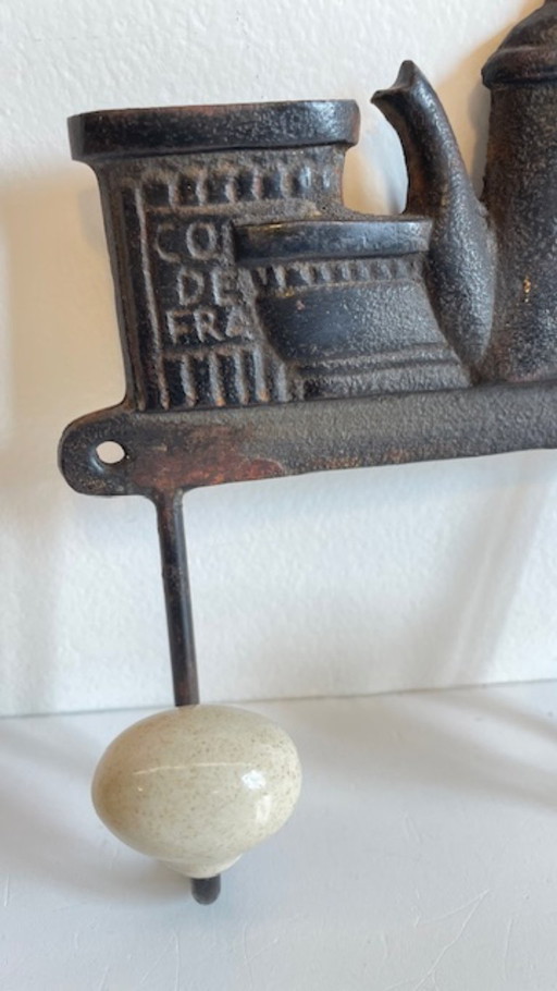 Garderobe aus Gusseisen und Porzellan