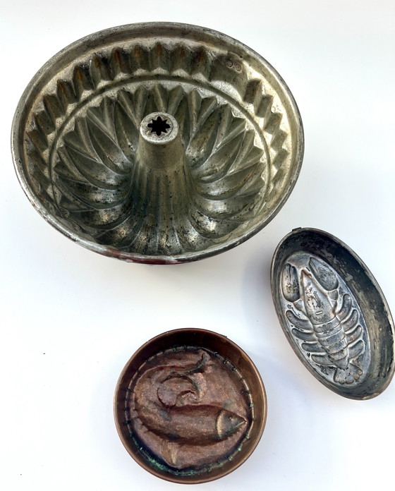 Image 1 of Collection de moules à pâtisserie anciens en cuivre – gâteau Bundt, poisson et homard – datant du début du XXe siècle.