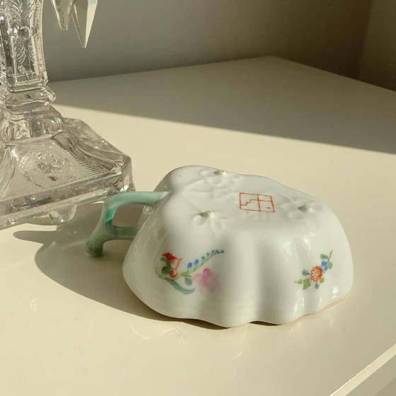 Image 1 of Coppia di antichi piatti giapponesi in porcellana Kutani a forma di foglia – Era Meiji/Taisho – Dipinti a mano e dorati