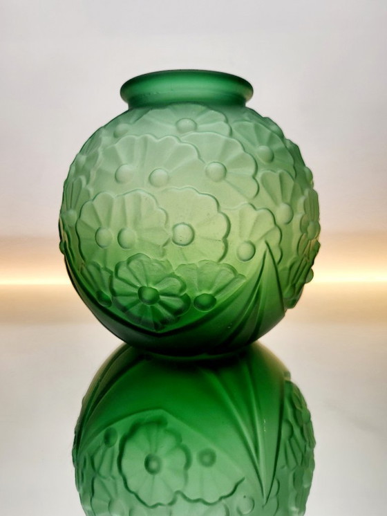 Image 1 of Art-Deco-Vase aus mattiertem, grünem Pressglas mit floralem Dekor