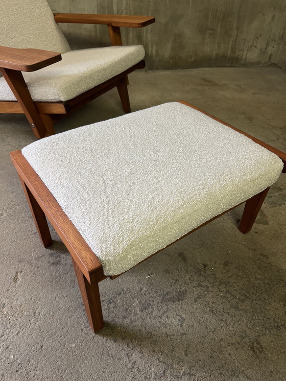 Image 1 of Poltrona e pouf GE-375 di Hans J. Wegner per Getama in teak