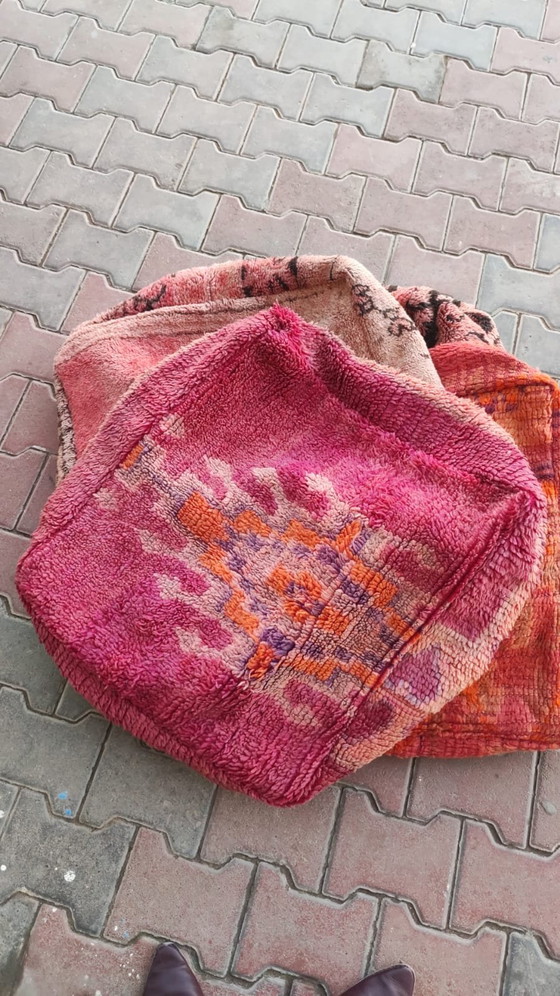 Image 1 of Handgemaakte poefs van vintage Marokkaanse tapijten – €120 per stuk
