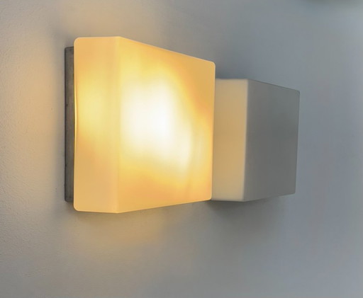 Coppia di applique vintage, metallo spazzolato e vetro opalino, Francia, 1970