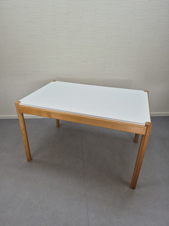 Image 1 of Tavolo di design scandinavo, in rovere con piano in formica.