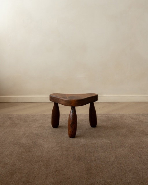 Tabouret trépied brutaliste français en chêne massif, années 1950 – krukjes, Wood