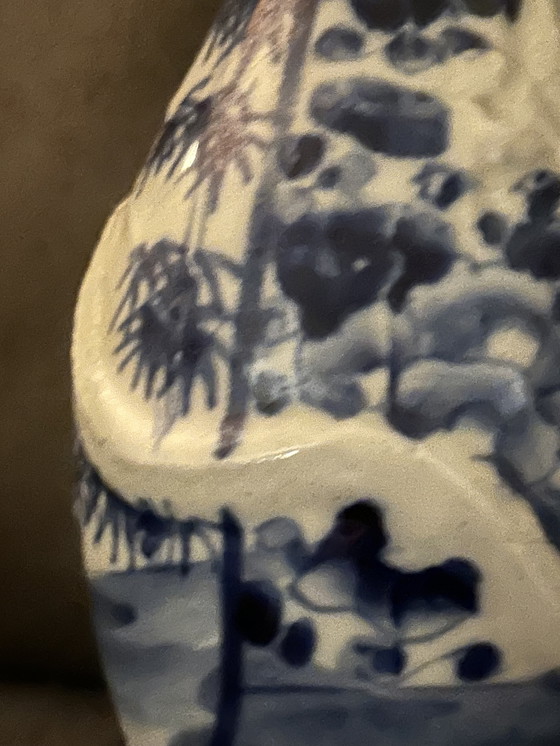 Image 1 of 2 antieke blauw witte Japanse Imari vazen 26cm met bewerkingen op het porselein 