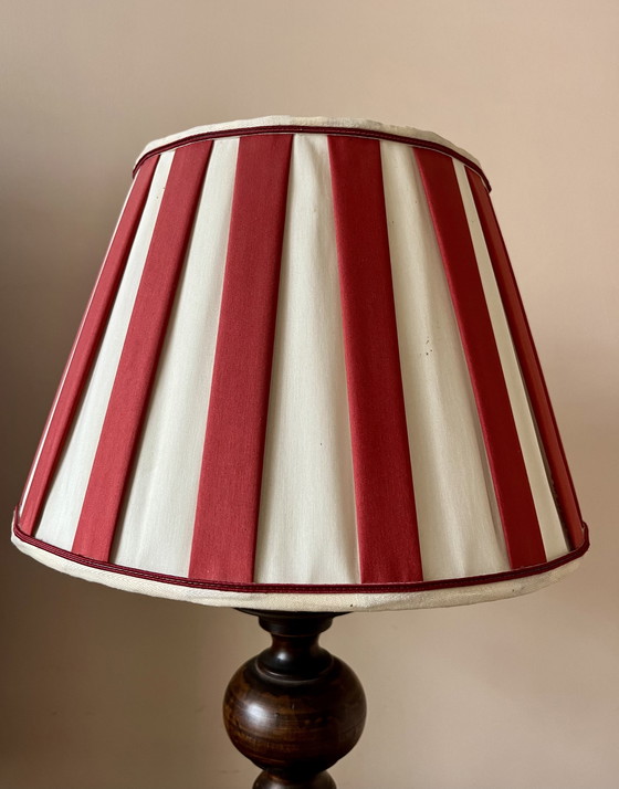 Image 1 of Tafellamp met houten/metalen voet en rood-wit gestreepte kap