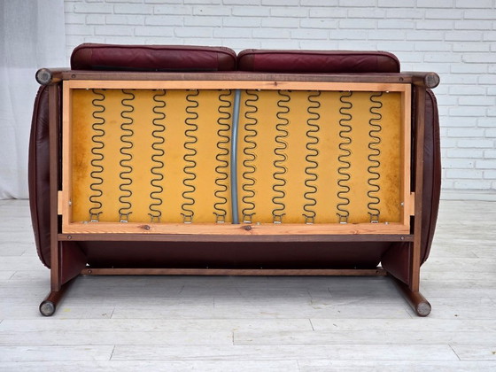 Image 1 of Schwedisches 2-Sitzer-Sofa aus den 1970er Jahren, braunes Leder mit Patina, dunkles Buchenholz.