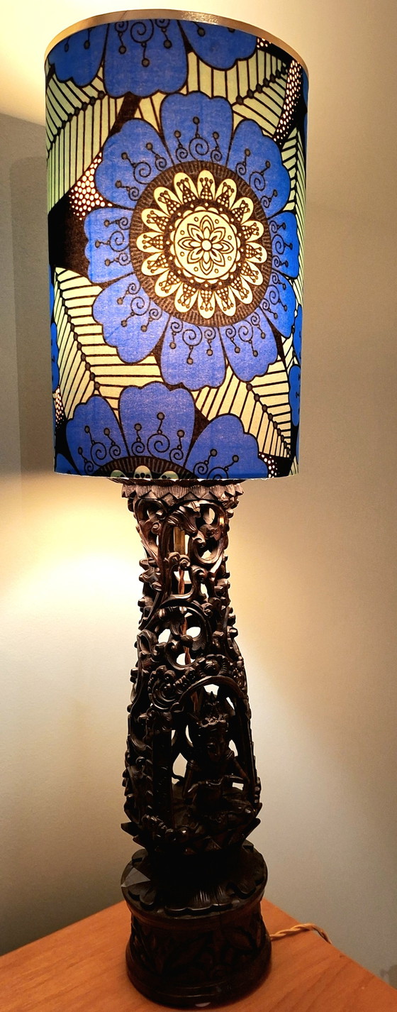 Image 1 of Handgesneden houten lampvoet met nieuwe lampenkap – karaktervol uniek stuk