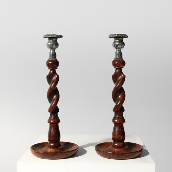 Image 1 of Paar französische Gerstenkorn-Kerzenleuchter aus Holz mit versilberten Bögen, um 1850. 1850