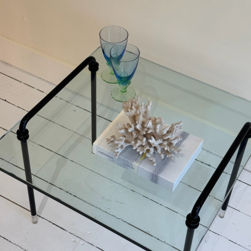 Italienischer Beistelltisch aus Glas mit schwarzem Metallgestell