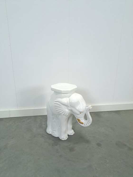 Image 1 of Mesa de planta grande de porcelana blanca y dorada con forma de elefante