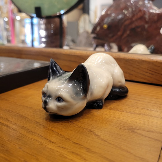 Image 1 of Figur „Liegende Katze“, emailliertes Porzellan, Lladró-Stil, 20. Jahrhundert – Spanien