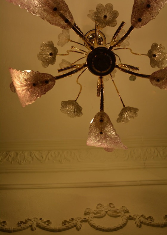 Image 1 of Lustre vintage en verre de Murano, plafonnier en verre rose à motif de feuilles et de fleurs, lustre italien en métal doré, anné