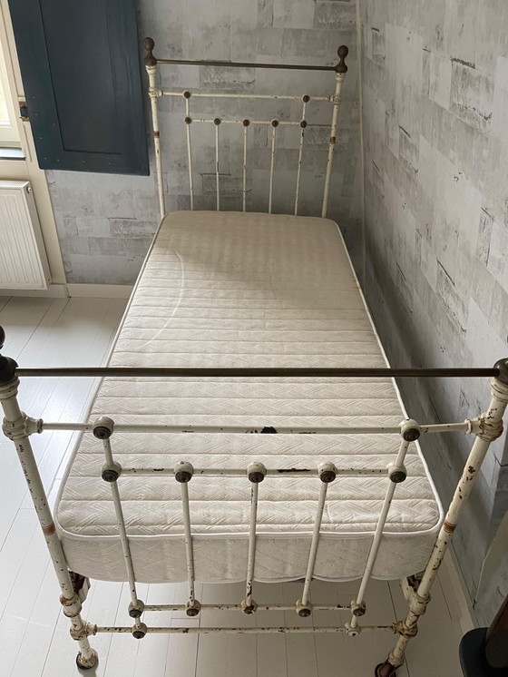 Image 1 of Lit ancien victorien en fer et laiton