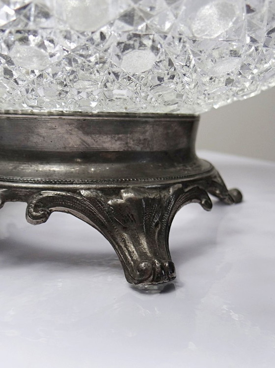 Image 1 of Bol antiguo de vidrio prensado con puntas de diamante, circa 1920-1950, sobre una base de peltre.