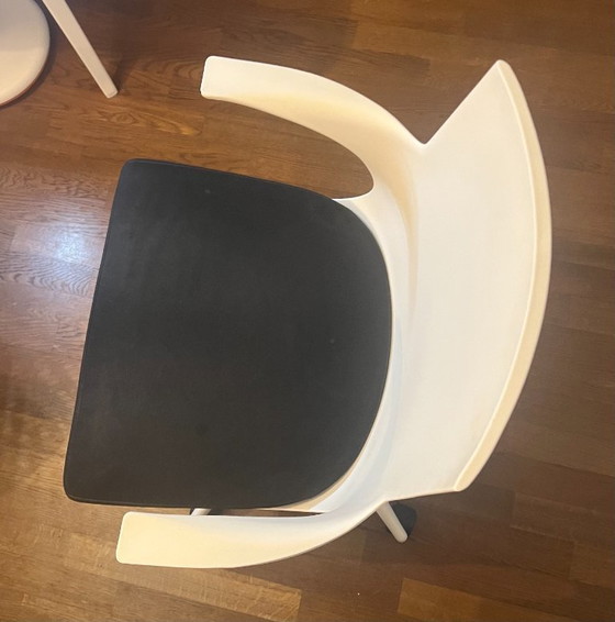 Image 1 of SPOON CHAIR van KARTELL | Design bureaustoel met wielen en draaifunctie | wit/zwart