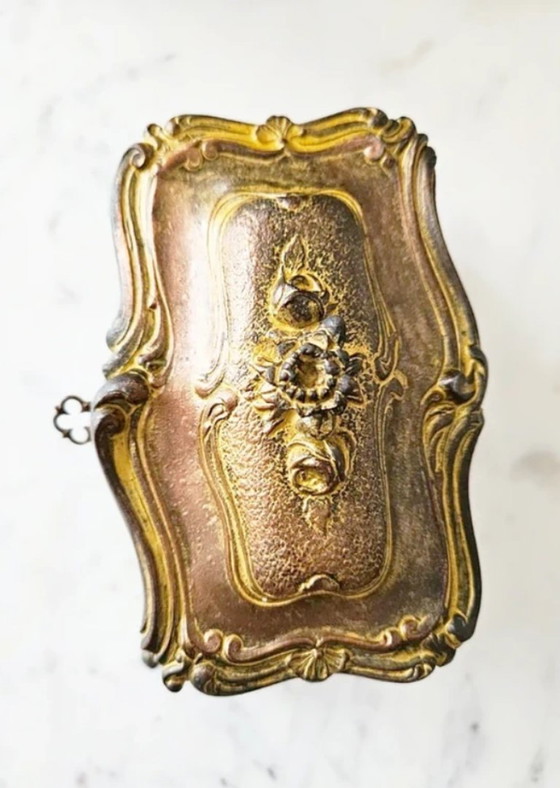 Image 1 of Ancien coffret à bijoux style Rocaille en bronze ou métal d'art doré époque Napoléon III boîte de coiffeuse de collection style 