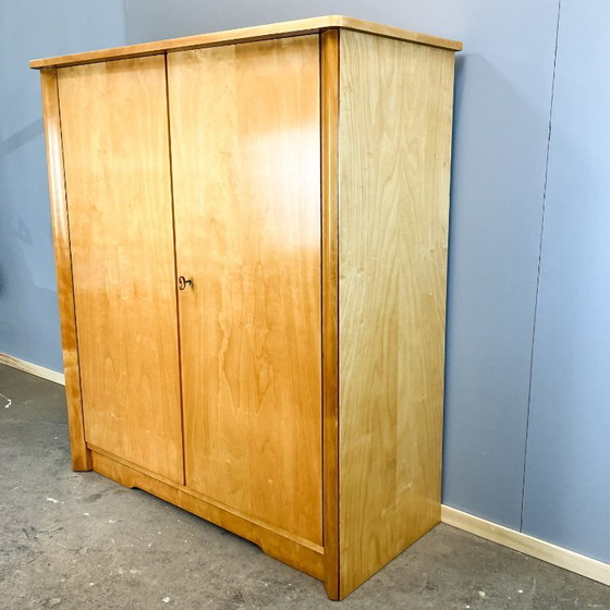 Image 1 of Cassettiera di metà secolo, betulla fiammata, anni '50, restaurata