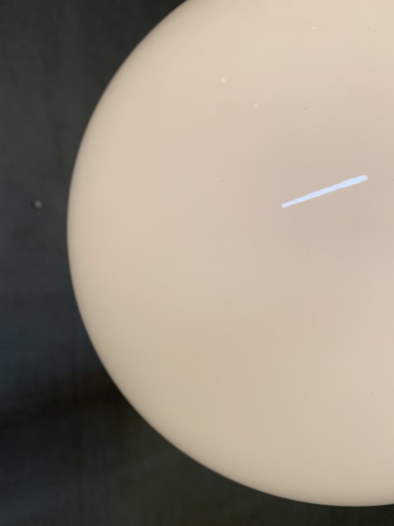 Image 1 of Glanzende witte opalen bol van Aldenkamp, Apeldoorn.