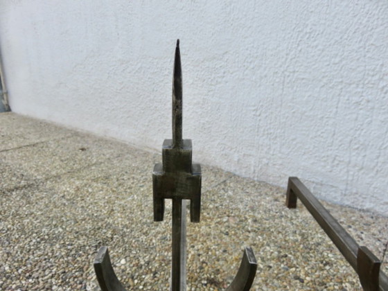 Image 1 of Paar modernistisch gesmede en gehamerde stalen vuurijzers, Frankrijk, 1950