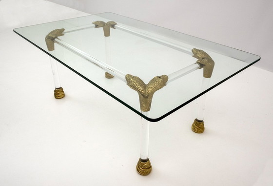 Image 1 of Mesa de centro italiana de mediados de siglo de metacrilato y latón con detalles en forma de cabeza de serpiente, década de 1970
